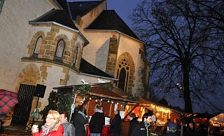 Bild aus Vor-Corona-Zeiten: Der Weihnachtsmarkt an der Martinskirche. - STEFANIE BOSS Bild aus Vor-Corona-Zeiten: Der Weihnachtsmarkt an der Martinskirche. - STEFANIE BOSS