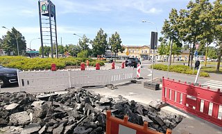 Wo der Asphalt aufgefräst ist, werden Betonnasen installiert. Sie sollen das Tempo der aus dem Kreisverkehr abbiegenden Autos reduzieren. - Marion Pokorra-Brockschmidt Wo der Asphalt aufgefräst ist, werden Betonnasen installiert. Sie sollen das Tempo der aus dem Kreisverkehr abbiegenden Autos reduzieren. - Marion Pokorra-Brockschmidt