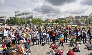 Auf dem Bielefelder Kesselbrink fand am Freitagnachmittag eine Demonstration für mehr Klimaschutz statt, die vor der Europawahl auch ein Zeichen gegen Rechts setzen sollte. - Oliver Krato Auf dem Bielefelder Kesselbrink fand am Freitagnachmittag eine Demonstration für mehr Klimaschutz statt, die vor der Europawahl auch ein Zeichen gegen Rechts setzen sollte. - Oliver Krato