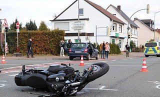 Der Motorradfahrer war stadtauswärts unterwegs. Er wurde bei dem Unfall schwer verletzt. - Jan Henning Rogge Der Motorradfahrer war stadtauswärts unterwegs. Er wurde bei dem Unfall schwer verletzt. - Jan Henning Rogge