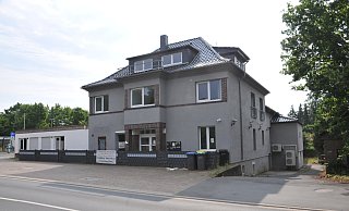 Auf zwei Etagen verteilen sich zehn Gästezimmer. Das Gebäude verfügt außerdem über ein Restaurant. - Frank Jasper Auf zwei Etagen verteilen sich zehn Gästezimmer. Das Gebäude verfügt außerdem über ein Restaurant. - Frank Jasper