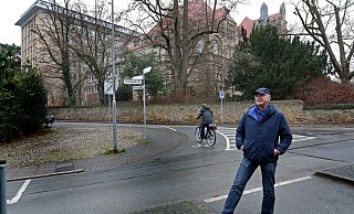 Anlieger Frank Haschke beobachtet immer wieder, dass Autos in die Borriesstraße einbiegen, wo es nur Radlern erlaubt ist. - Frank-Michael Kiel-Steinkamp Anlieger Frank Haschke beobachtet immer wieder, dass Autos in die Borriesstraße einbiegen, wo es nur Radlern erlaubt ist. - Frank-Michael Kiel-Steinkamp