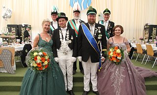 Steffen Löper und Nora Rosensträter aus Büren (l.) lösen Niklas und Janine Fecke aus Upsprunge als Kreiskönigspaar ab. - Johannes Büttner Steffen Löper und Nora Rosensträter aus Büren (l.) lösen Niklas und Janine Fecke aus Upsprunge als Kreiskönigspaar ab. - Johannes Büttner