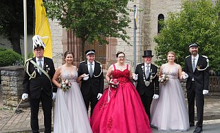 Vom majestätischen Flair umgeben, nahmen Oberst Sebastian Helmes (v. l.), Michaela Helmes mit Kevin Langhals, Königin Lea und König Eike Schirrmacher sowie Katharina und Steffen Billerbeck die Parade ab. - Josef Köhne Vom majestätischen Flair umgeben, nahmen Oberst Sebastian Helmes (v. l.), Michaela Helmes mit Kevin Langhals, Königin Lea und König Eike Schirrmacher sowie Katharina und Steffen Billerbeck die Parade ab. - Josef Köhne