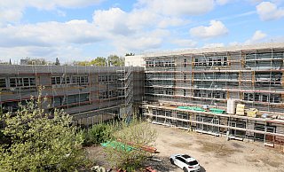 Vom Gerüst der Sporthalle ist die Baustelle Ravensberger Gymnasium im Überblick zu sehen. - Frank-Michael Kiel-Steinkamp Vom Gerüst der Sporthalle ist die Baustelle Ravensberger Gymnasium im Überblick zu sehen. - Frank-Michael Kiel-Steinkamp