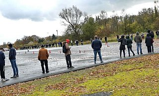 Auf dem Verkehrsübungsplatz in Dalbke war am Sonntag Platz für viele Wartende. In Oldentrup waren es noch mehr. - Barbara Franke Auf dem Verkehrsübungsplatz in Dalbke war am Sonntag Platz für viele Wartende. In Oldentrup waren es noch mehr. - Barbara Franke