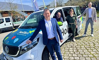 Einen der beiden Lichtenauer Holibri-Bullis präsentieren (v. l.) Marcus Klugmann (NPH-Geschäftsführer), Martin Igges (Fahrer BVO), Ute Dülfer (Bürgermeisterin) und Christian Dreier (Leiter BVO-Niederlassung OWL). - Jens Reddeker Einen der beiden Lichtenauer Holibri-Bullis präsentieren (v. l.) Marcus Klugmann (NPH-Geschäftsführer), Martin Igges (Fahrer BVO), Ute Dülfer (Bürgermeisterin) und Christian Dreier (Leiter BVO-Niederlassung OWL). - Jens Reddeker