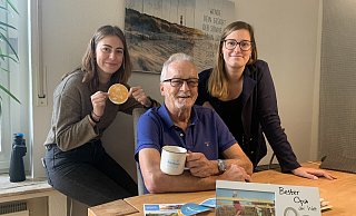 Horst-Guenther Schoeß (72) ist wohl "der beste Opa der Welt" - und freut sich auf die Reise nach Langeoog mit seinem Enkelsohn. Jacqueline Wolf (l.) und Vanessa Neib gratulieren ihm stellvertretend für den Verein des Inselhauses. - Ivonne Michel Horst-Guenther Schoeß (72) ist wohl "der beste Opa der Welt" - und freut sich auf die Reise nach Langeoog mit seinem Enkelsohn. Jacqueline Wolf (l.) und Vanessa Neib gratulieren ihm stellvertretend für den Verein des Inselhauses. - Ivonne Michel
