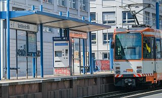 Auch der zweite Vorfall ereignete sich an der Haltestelle "Schillerstraße". Die "Mordkommission Bahn" ermittelt. - Andreas Zobe Auch der zweite Vorfall ereignete sich an der Haltestelle "Schillerstraße". Die "Mordkommission Bahn" ermittelt. - Andreas Zobe