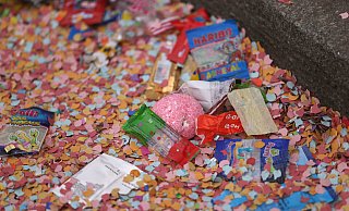 Nicht immer bleibt es an Karneval friedlich. - INA FASSBENDER Nicht immer bleibt es an Karneval friedlich. - INA FASSBENDER