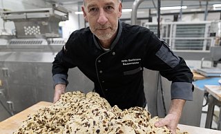 Ein Meter Stollen gleich 3,5 Kilogramm Teig. Für den "längsten Stoll'n Westfalens" der Rotarier muss Bäckermeister Martin Buchmann noch einige Male kneten. - nils@wigginghaus.de Ein Meter Stollen gleich 3,5 Kilogramm Teig. Für den "längsten Stoll'n Westfalens" der Rotarier muss Bäckermeister Martin Buchmann noch einige Male kneten. - nils@wigginghaus.de