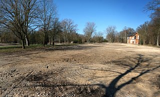 Bauflächen im gesicherten Gewerbegebiet auf der nördlichen Seite der Marienfelder Straße. Rechts: eines der vier Fledermausquartiere in dem Gebiet. - Andreas Frücht Bauflächen im gesicherten Gewerbegebiet auf der nördlichen Seite der Marienfelder Straße. Rechts: eines der vier Fledermausquartiere in dem Gebiet. - Andreas Frücht