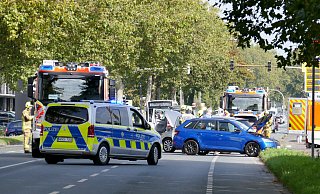 Bei dem Zusammenstoß werden ein Beifahrer schwer und die Fahrerin des blauen Skoda Fabia leicht verletzt. - Ralph Meyer Bei dem Zusammenstoß werden ein Beifahrer schwer und die Fahrerin des blauen Skoda Fabia leicht verletzt. - Ralph Meyer