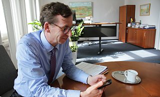 Das Smartphone als Kommunikationsmedium: Tobias Scherf postet aus dem Rathaus. Das gefällt nicht jedem. - Dieter Scholz Das Smartphone als Kommunikationsmedium: Tobias Scherf postet aus dem Rathaus. Das gefällt nicht jedem. - Dieter Scholz