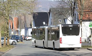 Der angeklagte Busfahrer fährt auch Gelenkbusse wie auf diesem Symbolbild. Er soll in betrügerischer Absicht Fahrscheine ausgedruckt und sie im Internet weiterverkauft haben. - Ulf hanke Der angeklagte Busfahrer fährt auch Gelenkbusse wie auf diesem Symbolbild. Er soll in betrügerischer Absicht Fahrscheine ausgedruckt und sie im Internet weiterverkauft haben. - Ulf hanke