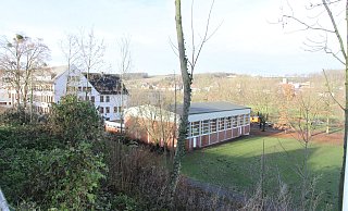Im Hintergrund ist der sogenannte Neubau zu sehen, der aufgestockt werden soll. Rechts liegt die Turnhalle. - Johannes Büttner Im Hintergrund ist der sogenannte Neubau zu sehen, der aufgestockt werden soll. Rechts liegt die Turnhalle. - Johannes Büttner