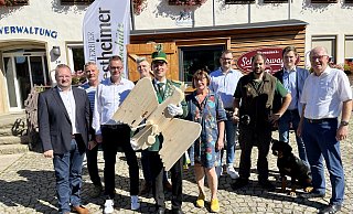 Zu den Markttagen laden ein (v. l.) Frank Mehring (Marketinggemeinschaft), Günter Voß (Stadt Lichtenau), Georg Wigge (Stadtwerke Lichtenau), Matthias Preißler (Stadt Lichtenau), Dennis Biela (Oberst Heimatverein), Martina Wolf-Sedlatschek (Vize-Bürgermeisterin), Fabian Wälter (Westenergie), Ralf Beseler (Jagdhornbläser Blankenrode) mit Jagdhund Jupp und Schirmherr Manfred Müller. - Jens Reddeker Zu den Markttagen laden ein (v. l.) Frank Mehring (Marketinggemeinschaft), Günter Voß (Stadt Lichtenau), Georg Wigge (Stadtwerke Lichtenau), Matthias Preißler (Stadt Lichtenau), Dennis Biela (Oberst Heimatverein), Martina Wolf-Sedlatschek (Vize-Bürgermeisterin), Fabian Wälter (Westenergie), Ralf Beseler (Jagdhornbläser Blankenrode) mit Jagdhund Jupp und Schirmherr Manfred Müller. - Jens Reddeker