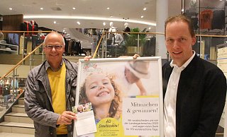 LGS-Fördervereinsvorsitzender Thomas Schöning (l.) und Modehausbetreiber Jens Klingemann stellen die gemeinsame Aktion vor. - Burkhard Battran LGS-Fördervereinsvorsitzender Thomas Schöning (l.) und Modehausbetreiber Jens Klingemann stellen die gemeinsame Aktion vor. - Burkhard Battran