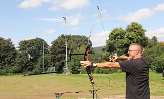 Matthias Steinkamp nimmt die 50 Meter entfernte Scheibe mit dem Recurve-Bogen ins Visier. - Klaus Frensing Matthias Steinkamp nimmt die 50 Meter entfernte Scheibe mit dem Recurve-Bogen ins Visier. - Klaus Frensing