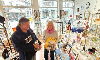 Michael Frommelt und Gabriele Kempeni in ihrem kleinen Trödel-Paradies - Ende Juni gehen hier die Lichter aus. - Kurt Ehmke Michael Frommelt und Gabriele Kempeni in ihrem kleinen Trödel-Paradies - Ende Juni gehen hier die Lichter aus. - Kurt Ehmke