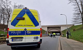 Hier ist am Dienstagnachmittag ein Senior aus Minden von einem Auto erfasst worden. Die Polizei nimmt gegenwärtig den Unfall auf. - Ilja Regier Hier ist am Dienstagnachmittag ein Senior aus Minden von einem Auto erfasst worden. Die Polizei nimmt gegenwärtig den Unfall auf. - Ilja Regier