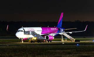 Am späten Sonntagabend musste die Maschine auf dem Paderborner Flughafen zwischenlanden. - Moritz Kloeckner Am späten Sonntagabend musste die Maschine auf dem Paderborner Flughafen zwischenlanden. - Moritz Kloeckner