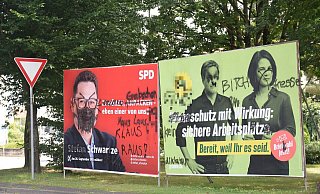Die Wahlplakate von SPD und Grünen an der Ecke Ravensberger/Engersche Straße in Spenge sind beschmiert und verunstaltet. - Mareike Patock Die Wahlplakate von SPD und Grünen an der Ecke Ravensberger/Engersche Straße in Spenge sind beschmiert und verunstaltet. - Mareike Patock