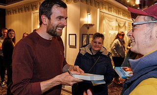 Beim anschließenden Gespräch im Theater-Foyer war Jonas Deichmann gerne bereit sein Buch zu signieren. - Oliver Krato Beim anschließenden Gespräch im Theater-Foyer war Jonas Deichmann gerne bereit sein Buch zu signieren. - Oliver Krato