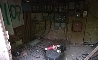 Im Elektro-Raum liegt nur noch die aufgeschnittene Ummantelung eines mehrere Meter langen Kupferkabels. - Frank Hartmann Im Elektro-Raum liegt nur noch die aufgeschnittene Ummantelung eines mehrere Meter langen Kupferkabels. - Frank Hartmann
