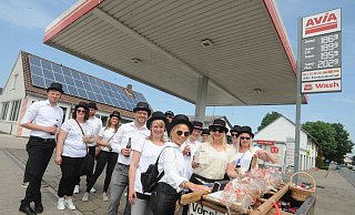 In Wehdem brachten Bürger am Samstagmittag einen Kilmerstuten für eine junge Erdenbürgerin rum. Das sei ein schönes Ereignis, sagten sie. Die Benzinpreise waren den Männern und Frauen am Samstag egal. - Joern Spreen-Ledebur In Wehdem brachten Bürger am Samstagmittag einen Kilmerstuten für eine junge Erdenbürgerin rum. Das sei ein schönes Ereignis, sagten sie. Die Benzinpreise waren den Männern und Frauen am Samstag egal. - Joern Spreen-Ledebur