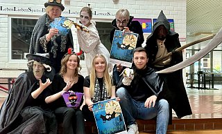 Regina Schlüter-Ruff von der Stadt Spenge (hinten links) und Bernhard Luksch (hinten 3. von links) samt Team laden im gruseligen Outfit ein zu den Kinderkunsttagen. - Britta Bohnenkamp-Schmidt Regina Schlüter-Ruff von der Stadt Spenge (hinten links) und Bernhard Luksch (hinten 3. von links) samt Team laden im gruseligen Outfit ein zu den Kinderkunsttagen. - Britta Bohnenkamp-Schmidt