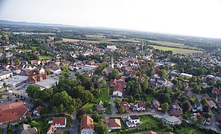 Die grüne Fläche, die auf diesem Bild südwestlich der Kernstadt und der Mühlenfeld-Siedlung (rechts oben) zu sehen ist, soll komplett bebaut werden. - Berndt von Mitzlaff Die grüne Fläche, die auf diesem Bild südwestlich der Kernstadt und der Mühlenfeld-Siedlung (rechts oben) zu sehen ist, soll komplett bebaut werden. - Berndt von Mitzlaff