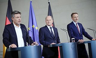 Die Bundesregierung steht angesichts des Milliardenlochs im Haushalt vor einer neuen Herausforderung. - Dpa Die Bundesregierung steht angesichts des Milliardenlochs im Haushalt vor einer neuen Herausforderung. - Dpa
