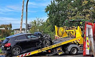 Ein Mercedes ist mit einer Erntemaschine an der Brockhäger Straße kollidiert. - Philipp Kersten Ein Mercedes ist mit einer Erntemaschine an der Brockhäger Straße kollidiert. - Philipp Kersten