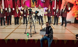 Ein intensiver Filmdreh im Nieheimer Karneval mit Daniel Winkler (vorn). - nkg Ein intensiver Filmdreh im Nieheimer Karneval mit Daniel Winkler (vorn). - nkg