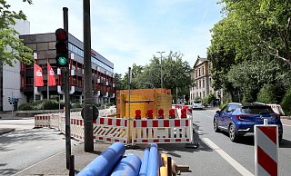 Die Baustelle der Stadtwerke Herford wandert am Dienstag von einer Straßenseite von "Auf der Freiheit" auf die andere. Richtung Bahnhofskreuzung ist hier dann gesperrt. - Frank-Michael Kiel-Steinkamp Die Baustelle der Stadtwerke Herford wandert am Dienstag von einer Straßenseite von "Auf der Freiheit" auf die andere. Richtung Bahnhofskreuzung ist hier dann gesperrt. - Frank-Michael Kiel-Steinkamp