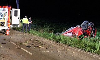 Das Auto kam von der Fahrbahn ab und kollidierte mit zwei Bäumen. - Polizei Minden-Lübbecke Das Auto kam von der Fahrbahn ab und kollidierte mit zwei Bäumen. - Polizei Minden-Lübbecke