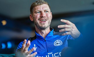 Fabian Klos geht in seine 13. Saison bei Arminia Bielefeld. Nach dem bitteren Abstieg in die 3. Liga blickt er positiv in die Zukunft. - Sarah Jonek Fabian Klos geht in seine 13. Saison bei Arminia Bielefeld. Nach dem bitteren Abstieg in die 3. Liga blickt er positiv in die Zukunft. - Sarah Jonek