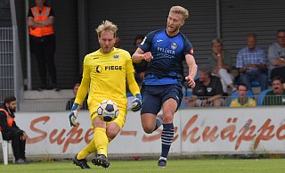 Wiedenbrücks Benedikt Zahn bedrängt Münsters Keeper Maximilian Schulze-Niehues. Der Mittelstürmer des SCW hatte ein paar gute Chancen und spielte einen sensationellen Pass, der zum 1:1 hätte führen müssen. - Jens Dünhölter Wiedenbrücks Benedikt Zahn bedrängt Münsters Keeper Maximilian Schulze-Niehues. Der Mittelstürmer des SCW hatte ein paar gute Chancen und spielte einen sensationellen Pass, der zum 1:1 hätte führen müssen. - Jens Dünhölter