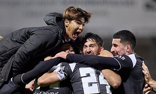 Kaito Mizuta (l.) feiert den 2:1-Siegtreffer für Arminia Bielefeld ausgelassen mit seinen Teamkollegen. - IMAGO/sportworld Kaito Mizuta (l.) feiert den 2:1-Siegtreffer für Arminia Bielefeld ausgelassen mit seinen Teamkollegen. - IMAGO/sportworld