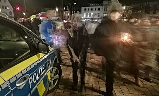Die Polizei war am Montagabend überall im Kreis Höxter präsent – auch bei der Demo von Corona-Kritikern in Bad Driburg. - Burkhard Battran Die Polizei war am Montagabend überall im Kreis Höxter präsent – auch bei der Demo von Corona-Kritikern in Bad Driburg. - Burkhard Battran