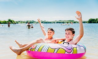 Hoch die Hände, Wochenende! Ben (13) und sein Bruder Phil (9) genießen ihre Zeit auf dem Lippesee. - Besim Mazhiqi Hoch die Hände, Wochenende! Ben (13) und sein Bruder Phil (9) genießen ihre Zeit auf dem Lippesee. - Besim Mazhiqi
