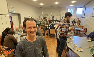 Thomas Brogsitter ist Vorsitzender des NWD-Betriebsrates und sitzt hier in der Kantine im Schützenhof. Wenn die Musiker während der Probenpause hierher kommen, wird es ganz schön voll. Außerdem muss die Kantine aufgrund von Platzmangel zum Teil auch als Umkleide genutzt werden. - Natalie Gottwald Thomas Brogsitter ist Vorsitzender des NWD-Betriebsrates und sitzt hier in der Kantine im Schützenhof. Wenn die Musiker während der Probenpause hierher kommen, wird es ganz schön voll. Außerdem muss die Kantine aufgrund von Platzmangel zum Teil auch als Umkleide genutzt werden. - Natalie Gottwald
