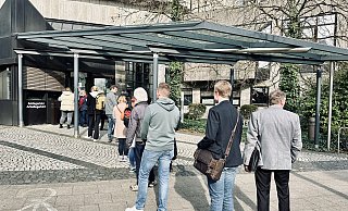 Schlange stehen vorm Amtsgericht Bielefeld für die Gläubigerversammlung der AWO OWL. - Stefan Becker Schlange stehen vorm Amtsgericht Bielefeld für die Gläubigerversammlung der AWO OWL. - Stefan Becker
