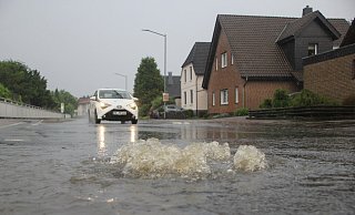Nach dem Starkregen ist der Druck des Wassers so stark, dass es aus der Kanalisation nach oben gedrückt wird. - Florian Weyand Nach dem Starkregen ist der Druck des Wassers so stark, dass es aus der Kanalisation nach oben gedrückt wird. - Florian Weyand