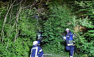 Kräfte der Bielefelder Feuerwehr im nächtlichen Einsatz - doch der Einsatzort ist kaum sichtbar. - Barbara Franke Kräfte der Bielefelder Feuerwehr im nächtlichen Einsatz - doch der Einsatzort ist kaum sichtbar. - Barbara Franke