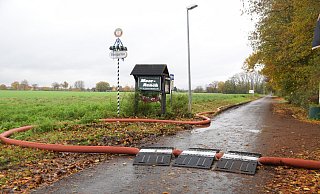 Der Spezialschlauch, über den das Wasser aus dem Moor-See abgeleitet wird, schlängelt sich über die Moorstraße bis hoch zur Else. Insgesamt ist die Leitung fast zwei Kilometer lang. - Mareike Patock Der Spezialschlauch, über den das Wasser aus dem Moor-See abgeleitet wird, schlängelt sich über die Moorstraße bis hoch zur Else. Insgesamt ist die Leitung fast zwei Kilometer lang. - Mareike Patock