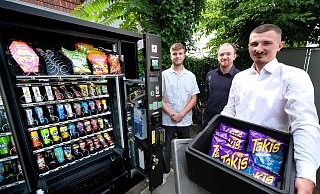 Paul Venjakob, Luca Sorci und Ben Sorci betreiben zwei neue Snack-Automaten in Gütersloh. - Andreas Frücht Paul Venjakob, Luca Sorci und Ben Sorci betreiben zwei neue Snack-Automaten in Gütersloh. - Andreas Frücht