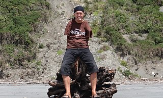 Auf dem T-Shirt steht Matze Lawins Lebensmotto: "Einfach mal glücklich sein". Den Weg zum Glücklich-Sein hat sich der heute 62-Jährige hart erkämpft. - Privat Auf dem T-Shirt steht Matze Lawins Lebensmotto: "Einfach mal glücklich sein". Den Weg zum Glücklich-Sein hat sich der heute 62-Jährige hart erkämpft. - Privat