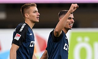 Koen Kostons reckt nach seinem 1:0-Führungstreffer die rechte Faust in die Höhe. Filip Bilbija (l.) hatte für die Vorarbeit gesorgt. - Imago Images Koen Kostons reckt nach seinem 1:0-Führungstreffer die rechte Faust in die Höhe. Filip Bilbija (l.) hatte für die Vorarbeit gesorgt. - Imago Images